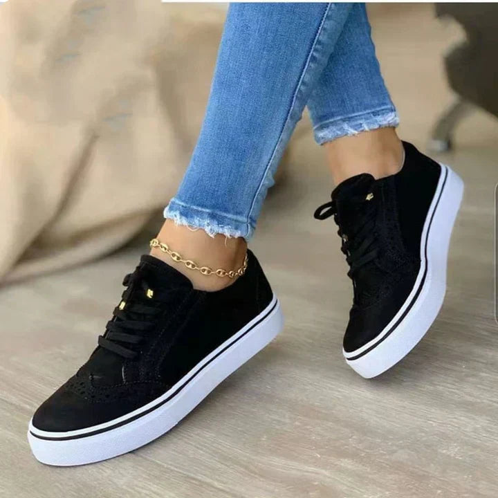 Zuriya - A stylish and orthopedic black sneaker